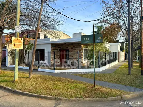 Casa en venta de 3 dormitorios c/ cochera en Berazategui Oeste