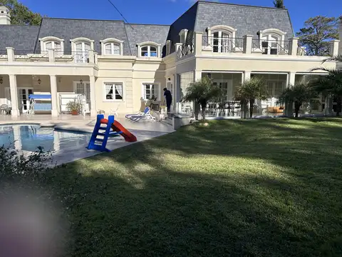 Abril Club de Campo. Impecable casona de estilo francés con importante lote