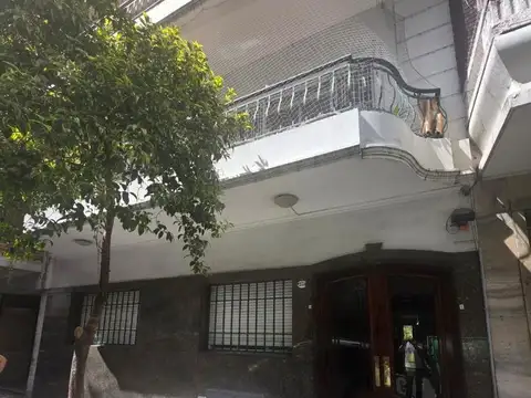 semi piso antiguo de estilo al fte 137m2 4 amb c/dpcia
