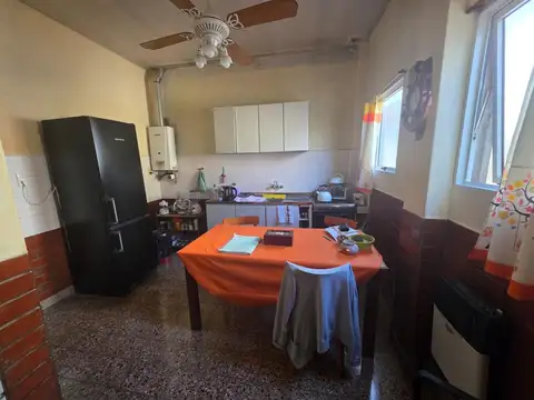 PH 2 y 1/2 ambientes con patio y terraza (1er piso escalera)