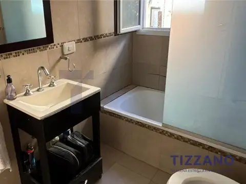 Casa en Alquiler con 4 cocheras