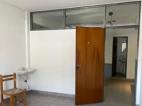 Oficina 6 ambientes con 2 baños