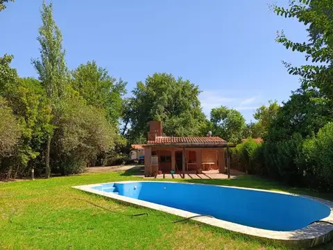 VENTA - Casa 1 dormitorio - Galeria, parrillero y amplio parque con pileta.