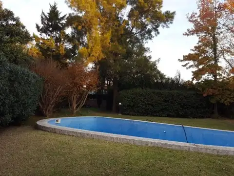 Casa con amplio parque y pileta