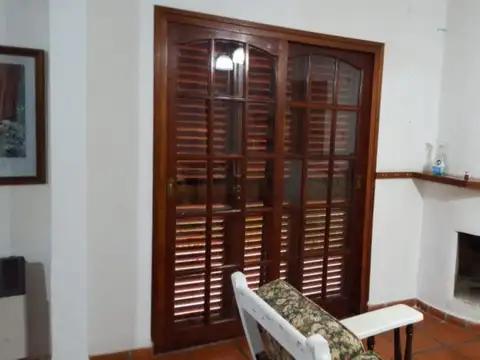 Casa con amplio parque y pileta