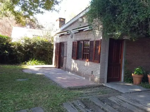 Casa con amplio parque y pileta