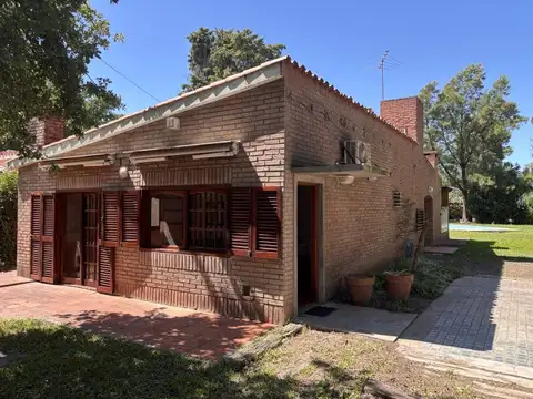 Casa con amplio parque y pileta