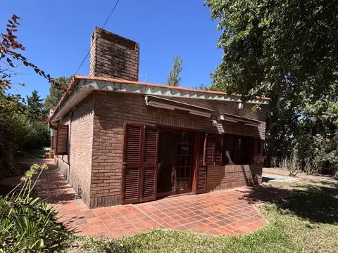 VENTA - Casa 1 dormitorio - Galeria, parrillero y amplio parque con pileta.