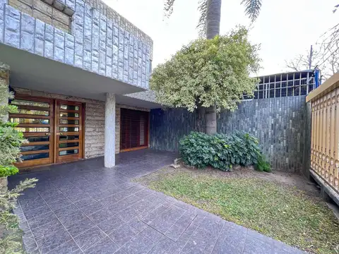 Imponente Casa en venta - Bv. Segui y Santiago - Apta construcción