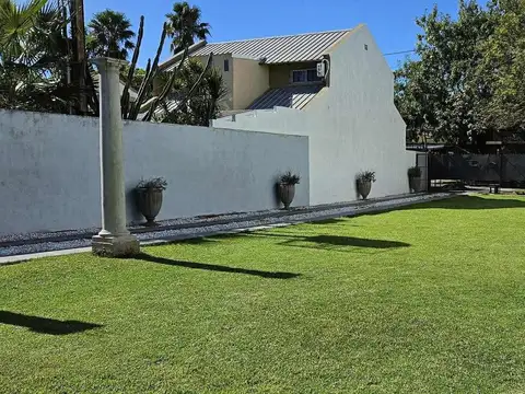  Oportunidad en  Barrio El Zorzal: Casa con Detalles Premium y Amplio Terreno