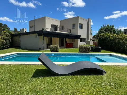 Casa 5 dormitorios con pileta Santa Guadalupe Pilar del Este