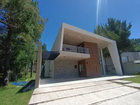 Casa en venta - 4 Dormitorios 6 Baños - Pinamar