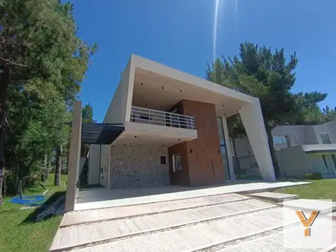 Casa en venta - 4 Dormitorios 6 Baños - Pinamar