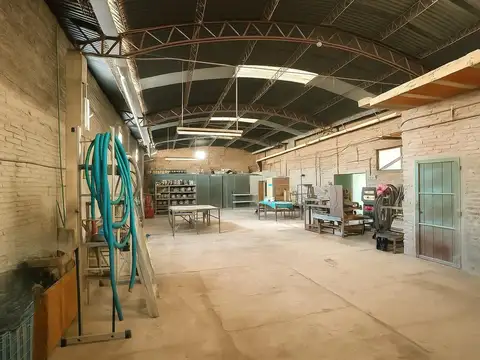 Chalet en esquina + Galpón (uso comercia o industrial)