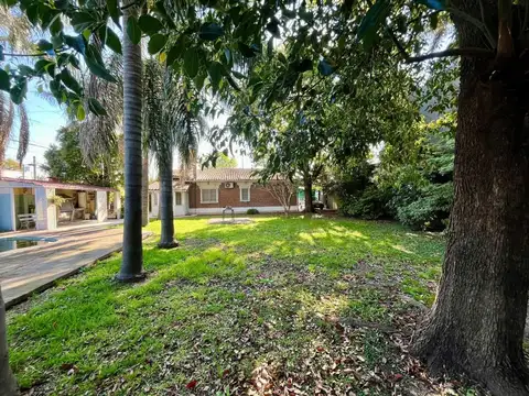 Chalet en esquina + Galpón (uso comercia o industrial)