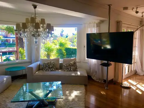 Casa 8 ambientes con 4 baños