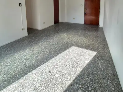 HERMOSO 3 AMBIENTES CON BALCON EN FLORES