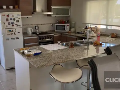 Casa 6 ambientes con 2 baños