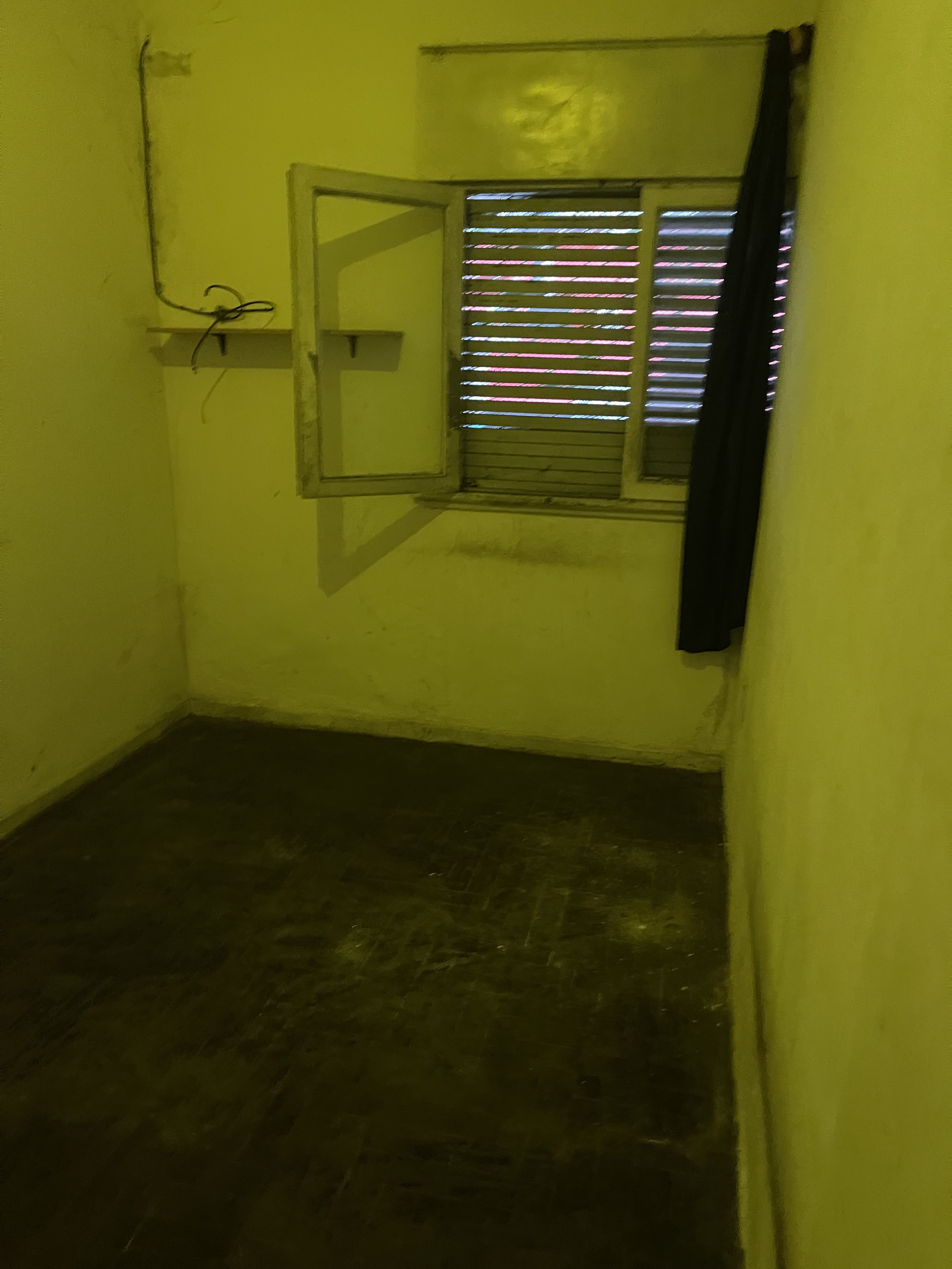 A REPARAR. CON MES DE GRACIA-PH PLANTA BAJA FTE  3 AMB Y SIN EXPENSAS. GARAGE OPCIONAL $ 150.000