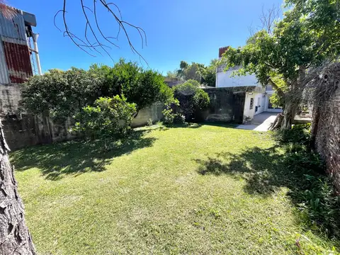 Venta - Casa 3 dormitorios cochera y patio verde en Echesortu 