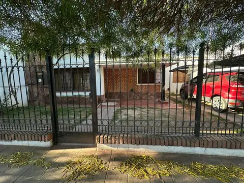 VENTA CASA 3 DORMITORIOS COCHERA PATIO Bº JARDIN