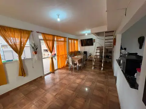 Casa 8 ambientes con 2 baños