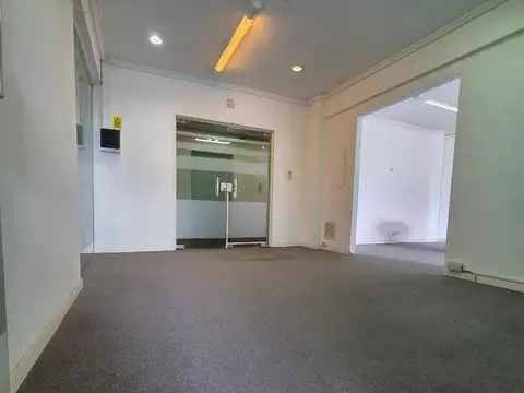 MUY LINDA OFICINA FRENTE A LA PLAZA CONGRESO - EDIFICIO BERLINGIER