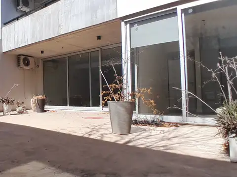 2 ambientes con patio amplio, en alquiler con Cochera cubierta opcional !