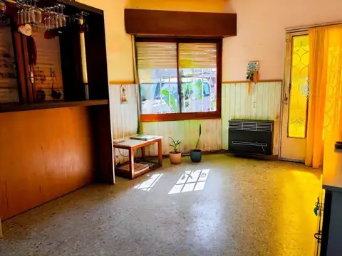 VENTA CASA 3 DORMITORIOS CON PATIO Y COCHERA