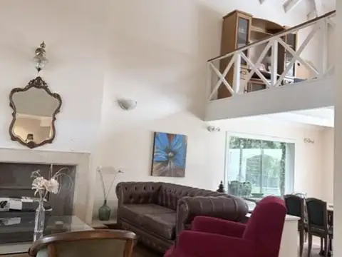 Casa en Alquiler con 4 cocheras