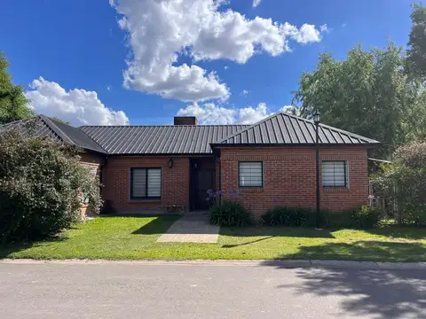 Casa en barrio con porton