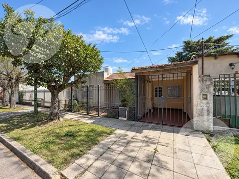 Casa 4 Ambientes con construcción independiente al fondo en Villa Luzuriaga