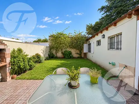 Casa 4 Ambientes con departamento independiente al fondo en Villa Luzuriaga