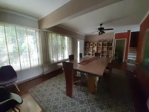 Casa 10 ambientes con 4 baños