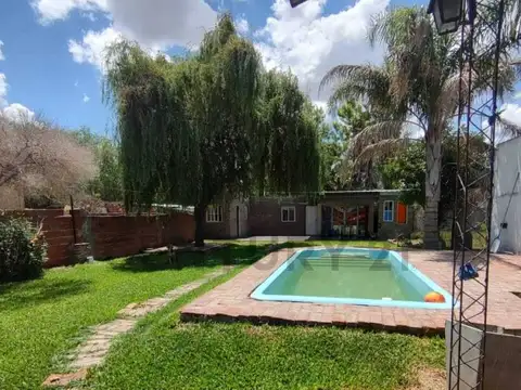 VENTA CASA CON PILETA AMPLIO TERRENO