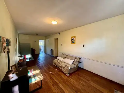 Casa 6 ambientes con 2 baños