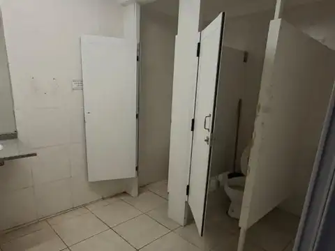 Oficina 6 ambientes con 5 baños