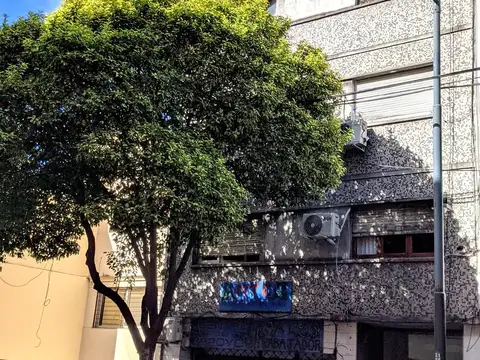 Vta. 2 Amb. Frente. Balcón terraza. Vista abierta. Kitchenette y baño con ducha. Oportunidad!