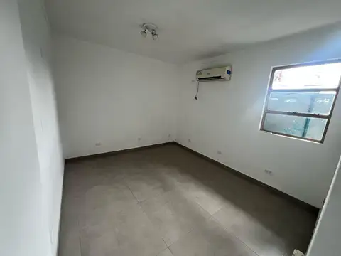 Oficina 7 ambientes con 2 baños