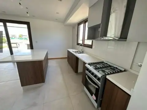 Casa 6 ambientes con 3 baños