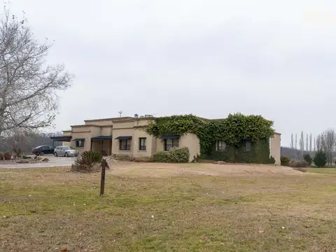 Casa 8 ambientes con 4 baños