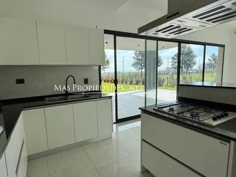 Casa 4 ambientes con 3 baños