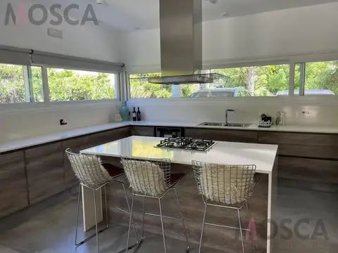 Casa 4 ambientes con 3 baños