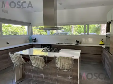 Casa en Venta con 4 cocheras