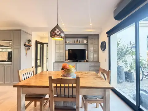 Casa estilo frances en venta, 3 dormitorios, play, escritorio y dependencia a la laguna en Albanueva