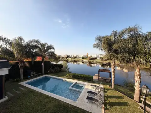 Casa estilo frances en venta, 3 dormitorios, play, escritorio y dependencia a la laguna en Albanueva