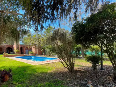 VENTA/PERMUTA. Casa de tres dormitorios con pileta en Cañada de Gómez.