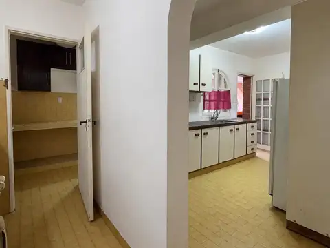 Casa 8 ambientes con 2 baños