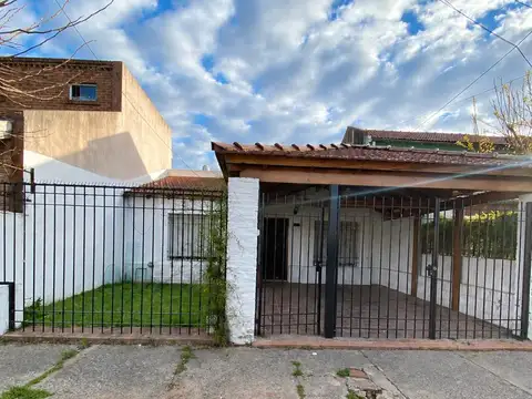 Casa en alquiler de 2 dormitorios con patio, parrilla y cochera