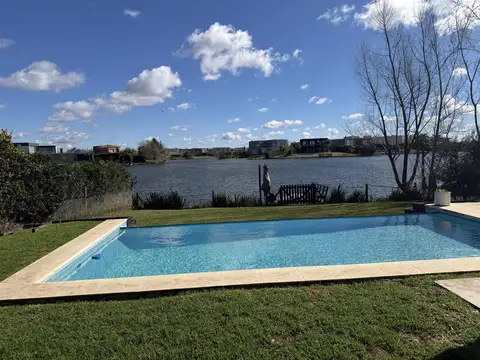 CASA A LAGUNA EN VENTA EN CANTON ISLAS